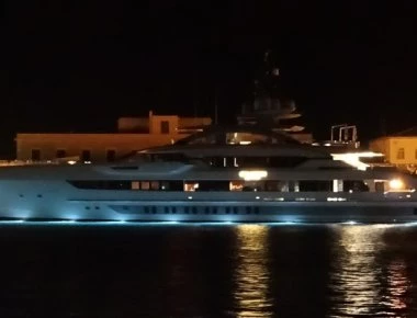 Σύρος: Πλωτό θηρίο που κόβει την ανάσα αξίας 820.000.000 ευρώ (βίντεο)